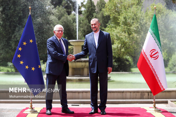 حسین امیرعبداللهیان وزیر امور خارجه ایران و جوزپ بورل مسئول سیاست خارجی اتحادیه اروپا در حال گرفتن عکس یادگاری هستند