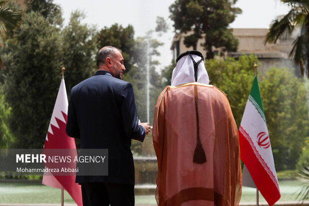 حسین امیرعبداللهیان وزیر امورخارجه ایران در حال استقبال از شیخ محمد بن عبدالرحمن آل ثانی معاون نخست وزیر و وزیر امور خارجه قطر است