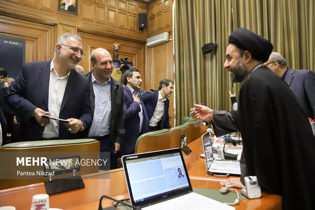 علیرضا زاکانی شهردار تهران در پایان هفتاد و پنجمین جلسه شورای شهر تهران در حال گفتگو با اعضای شورا است