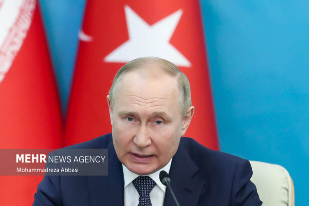 ولادیمیر پوتین رئیس جمهوری روسیه در نشست خبری هفتمین اجلاس سران کشورهای ضامن روند آستانه حضور دارد