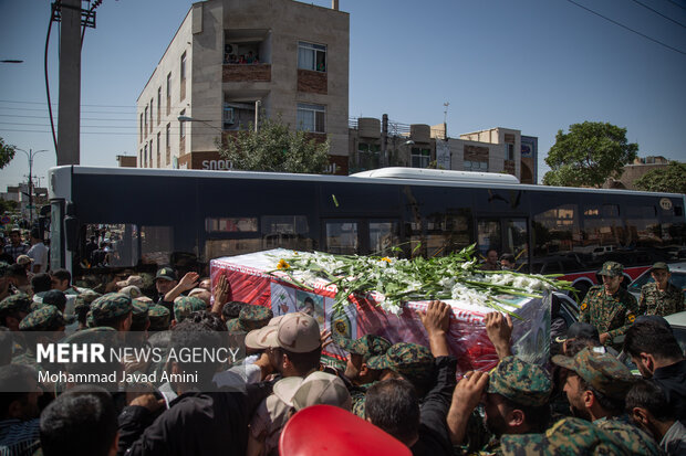 قزوین میں مدافع وطن شہید کی تشییع جنازہ
