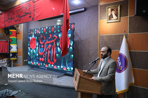 محمد شجاعیان مدیرعامل گروه رسانه‌ای مهر در حال سخنرانی در مراسم اختتامیه دومین دوره جامع رسانه هیئت است