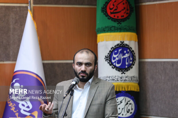 محمد شجاعیان مدیرعامل گروه رسانه‌ای مهر در حال سخنرانی در مراسم اختتامیه دومین دوره جامع رسانه هیئت است