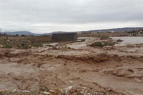 جاری شدن سیلاب در رودخانه های لارستان