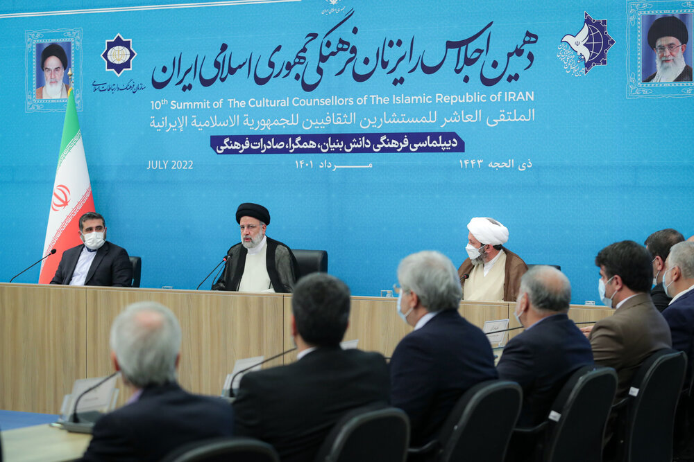 الرئيس الايراني: ليتصدى الملحقون الثقافيون للمؤامرات المعادية للإنسانية