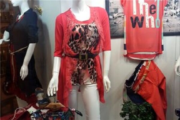 بانوان چارهای جز خرید مانتوهای مغازهداران ندارند