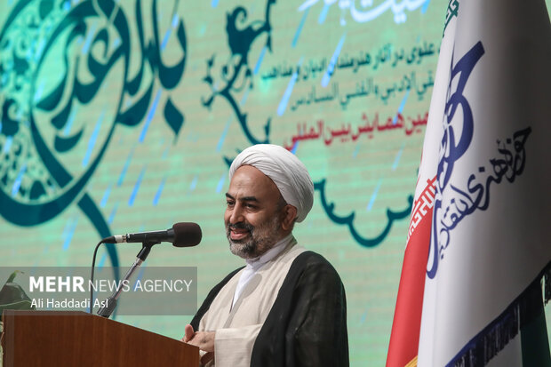 حجت الاسلام محمدرضا زائری دبیر ششمین همایش بین المللی باران غدیر در حال سخنرانی است