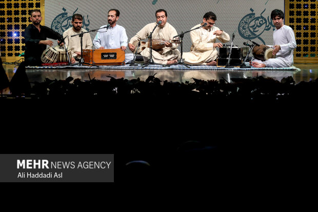 گروه موسیقی و قوالی در ششمین همایش بین المللی باران غدیر در حال اجرای برنامه هستند