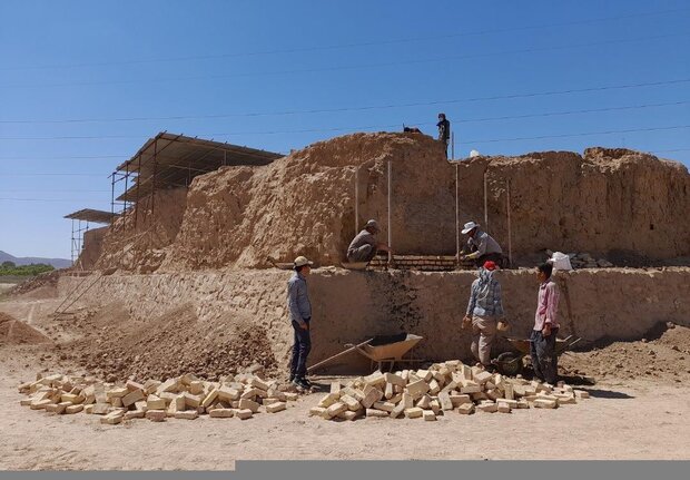 اتمام مرمت بقایای معماری ساختمان خشتی خزانه محوطه باستانی ریوی