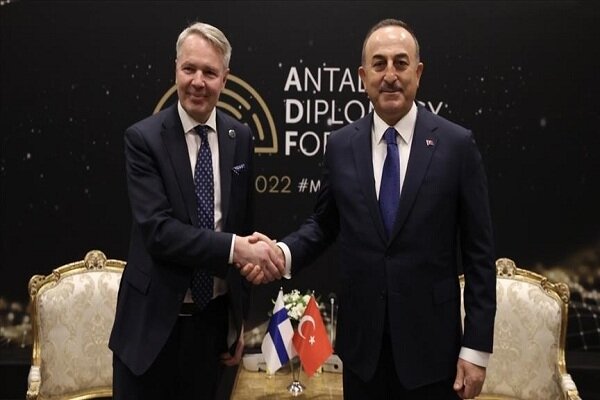 وزرای خارجه ترکیه و فنلاند درباره تفاهم‌نامه اخیر رایزنی کردند