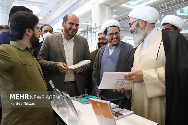  محسن منصوری استاندار تهران در حال بازدید از غرفه شرکت های حاضر در رویداد هم افزایی مدیران ایران است