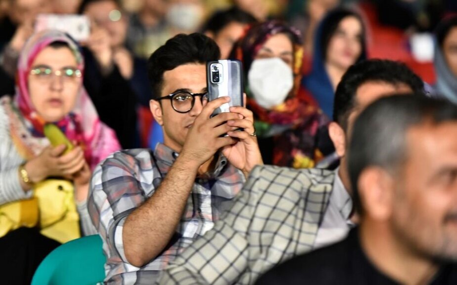 به خط شدن مسئولان برای تجلیل از استندآپ کمدین اصفهانی