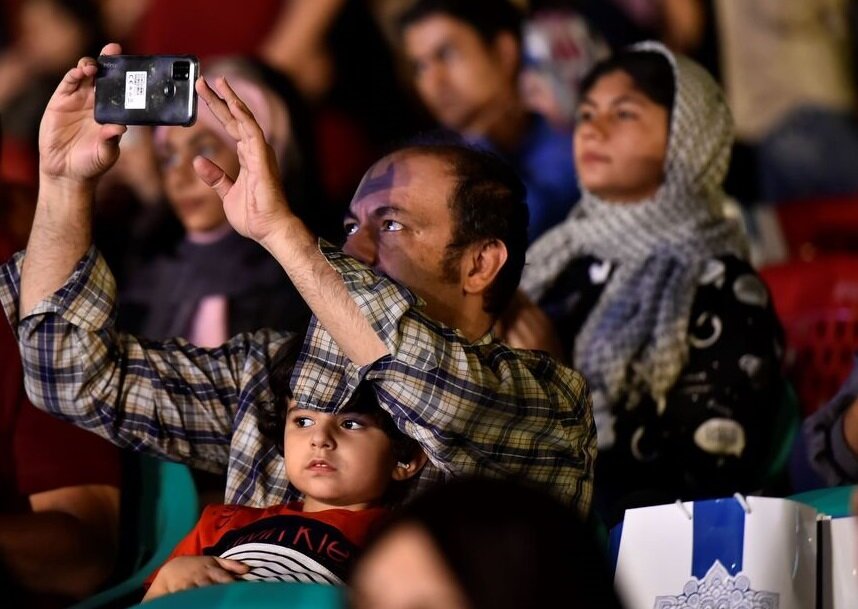 به خط شدن مسئولان برای تجلیل از استندآپ کمدین اصفهانی