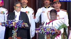 بھارتی پہلی قبائلی خاتون صدر نے حلف اُٹھالیا/دروپدی مرمو ہندوستان کی 15ویں صدر بن گئیں