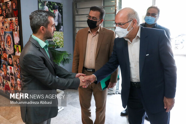  عبدالرسول پورعباس رئیس سازمان سنجش آموزش کشور در حال ورود به ساختمان خبرگزاری مهر است