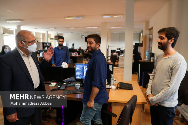 عبدالرسول پورعباس رئیس سازمان سنجش آموزش کشور در حال بازدید از تحریریه خبرگزاری مهر است 