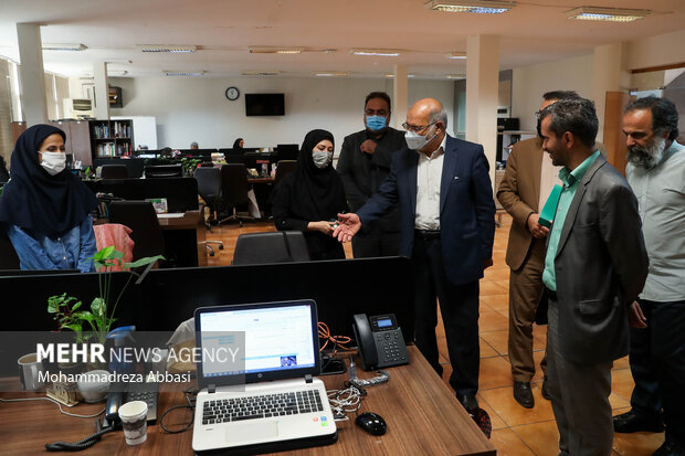 عبدالرسول پورعباس رئیس سازمان سنجش آموزش کشور در حال بازدید از تحریریه خبرگزاری مهر است 