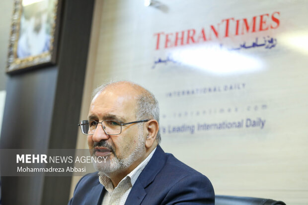 عبدالرسول پورعباس رئیس سازمان سنجش آموزش کشور در حال پاسخ به سوالات خبرنگار خبرگزاری مهر است