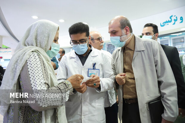 در راستای اجرای طرح دارویار، اشکان میرمحمدی بازرس کل تعاون، کار و رفاه اجتماعی سازمان بازرسی کل کشور ظهر دوشنبه تعدادی از داروخانه‌های تهران به صورت سرزده بازدید کرد
