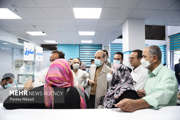  اشکان میرمحمدی بازرس کل تعاون، کار و رفاه اجتماعی سازمان بازرسی کل کشور در طی بازدید سرزده از تعدادی از داروخانه‌های تهران در حال گفتگو با مردم و بررسی نحوه اجرای طرح دارویار است