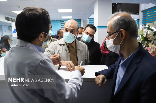 در راستای اجرای طرح دارویار، اشکان میرمحمدی بازرس کل تعاون، کار و رفاه اجتماعی سازمان بازرسی کل کشور ظهر دوشنبه تعدادی از داروخانه‌های تهران به صورت سرزده بازدید کرد