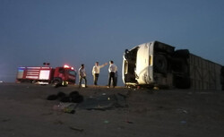 یک کشته و ۱۶ مصدوم در حادثه واژگونی اتوبوس مسافربری