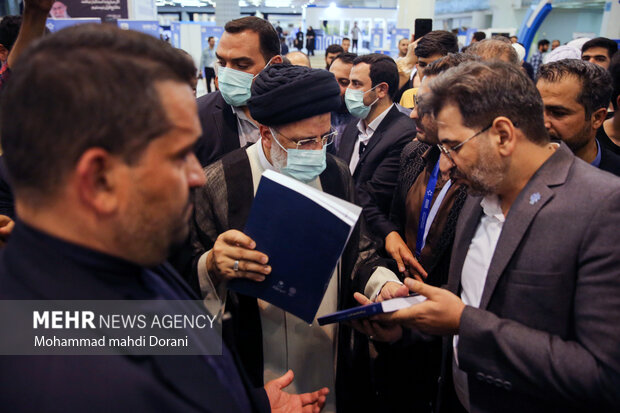 Pres. Raeisi visits Iran Management Synergy Exhibition