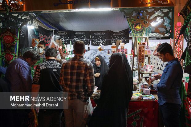 بیستمین نمایشگاه «عطر سیب» شامگاه یکشنبه دوم مردادماه در محل میدان امام حسین (ع) شهر تهران با حضور حجت الاسلام محمد قمی رئیس سازمان تبلیغات اسلامی افتتاح شد