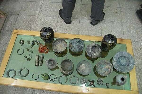 کشف ۱۹۰ قطعه اشیاء عتیقه دوران عصر آهن در ری