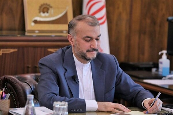 وزیر امور خارجه درگذشت «عادل آذر» را تسلیت گفت