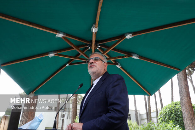جواد اوجی وزیر نفت در حال پاسخ گویی به سوالات خبرنگاران در حاشیه جلسه هیئت دولت است