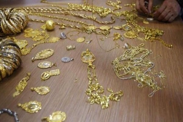 زن همسایه در شاهینشهر یک میلیارد طلا سرقت کرد