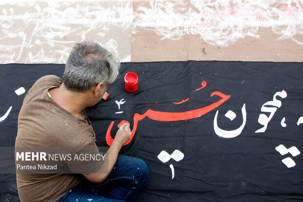 کارگاه پارچه‌نویسی عاشورایی کاتبان سوگ با حضور جمعی از هنرمندان خوشنویس در عمارت امین السلطان اتحادیه تهران در حال برگزاری است