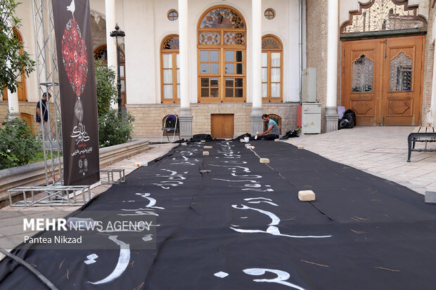 کارگاه پارچه‌نویسی عاشورایی کاتبان سوگ با حضور جمعی از هنرمندان خوشنویس در عمارت امین السلطان اتحادیه تهران در حال برگزاری است