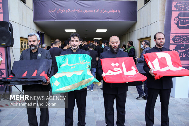 آئین برافراشتن پرچم عزای حسینی برفراز بلندترین سکوی پرچم ایران در کوشک باغ هنر برگزار شد