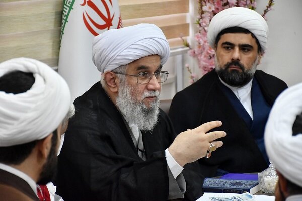 روحانیون با تبیین اسلام واقعی مقابل بدعتها بایستند