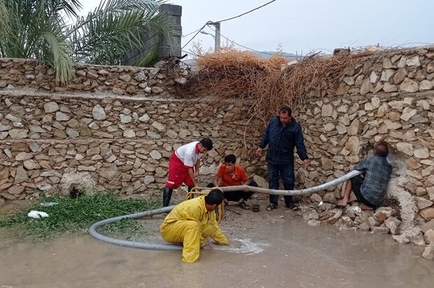 شدت بارشها در بوشهر افزایش مییابد/آبگرفتگی منازل وانسداد مسیرها