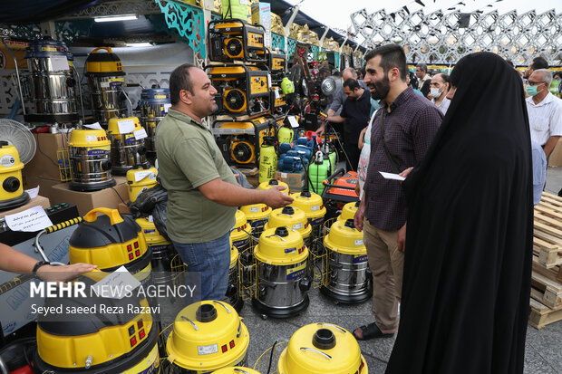 در آستانه فرا رسیدن ماه‌های محرم و صفر و ایام عزای سید و سالار شهیدان حضرت اباعبدالله‌الحسین (ع)، بیستمین رویداد «عطر سیب» با هدف تأمین محصولات و خدمات محافل حسینی شهر تهران با استقبال شهروندان و مسئولان هیئت‌ها در میدان امام حسین (ع) در حال برگزاری است.