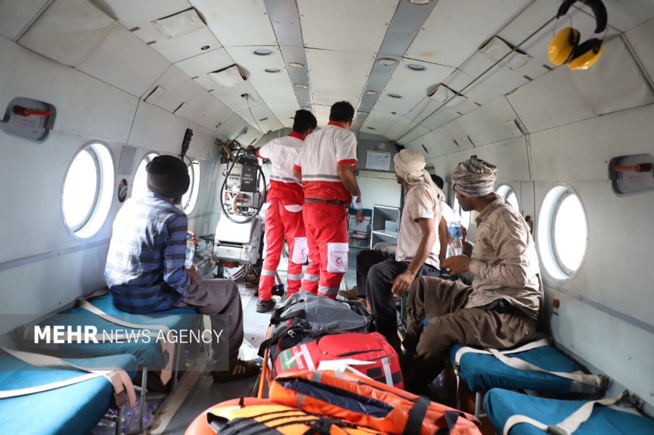 امدادرسانی هوایی به افراد گرفتار در سیلاب هرمزگان