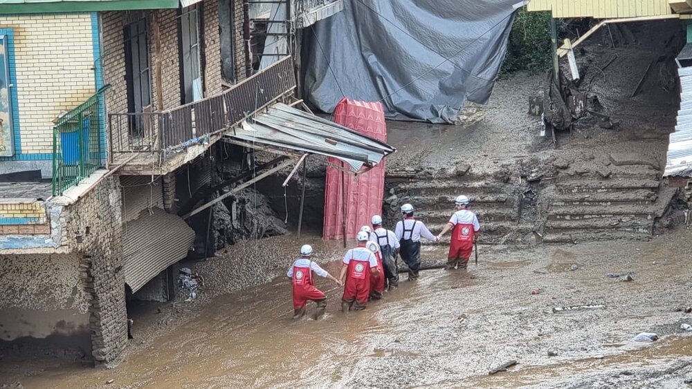 وقوع سیلاب در روستاهای فیروزکوه/یک فروند بالگرد به مناطق اعزام شد