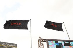 اهتزاز پرچم متبرک حرم سیدالشهدا در میدان امام حسین(ع)