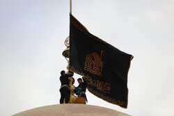 برافراشته شدن پرچم عزای سیدالشهدا در حرم مطهر رضوی