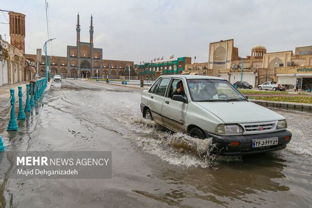 نجات خودروهای گرفتار در سیل یزد