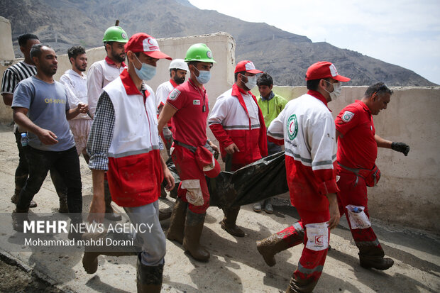 تیم های امدادی در دومین روز از وقوع سیل در امامزاده داوود (ع)پیکر یکی از جان باختگان این حادثه را پیدا کرده اند
