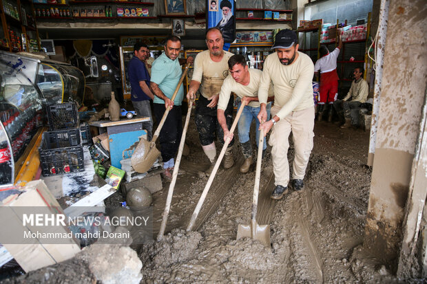 در دومین روز از سیل امامزاده داوود دستگاه های امدادرسانی مانند بسیج سازندگی، خدمات شهری شهرداری تهران، آتش نشانی و سازمان امداد و نجات هلال احمر به کمک رسانی و جست و جوی مفقودین حادثه شتافتند