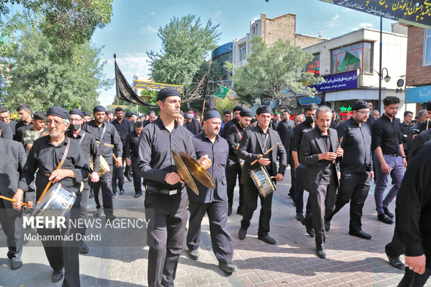 آیین سنتی طشت گذاری در بقعه جهانی شیخ صفی الدین اردبیلی