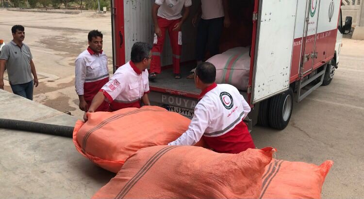 ۲۰۰ تخته پتو و بسته غذایی برای سیل زدگان زردین ارسال شد