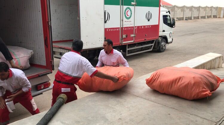 ۲۰۰ تخته پتو و بسته غذایی برای سیل زدگان زردین ارسال شد