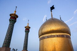 حضور پرچم متبرک حرم رضوی در منازل خانواده‌های شهدای رمضان در ایلام