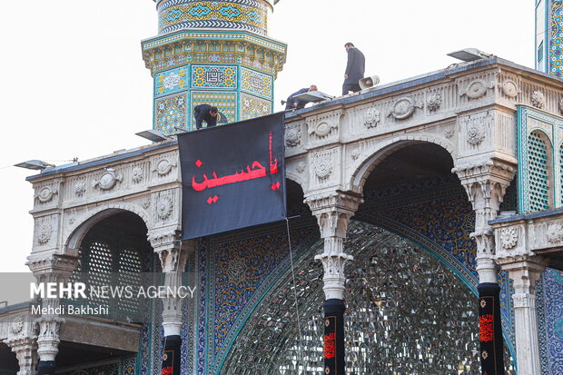 حضرت معصومہ (س) کے گنبد پر حسینی پرچم نصب کردیا گیا
